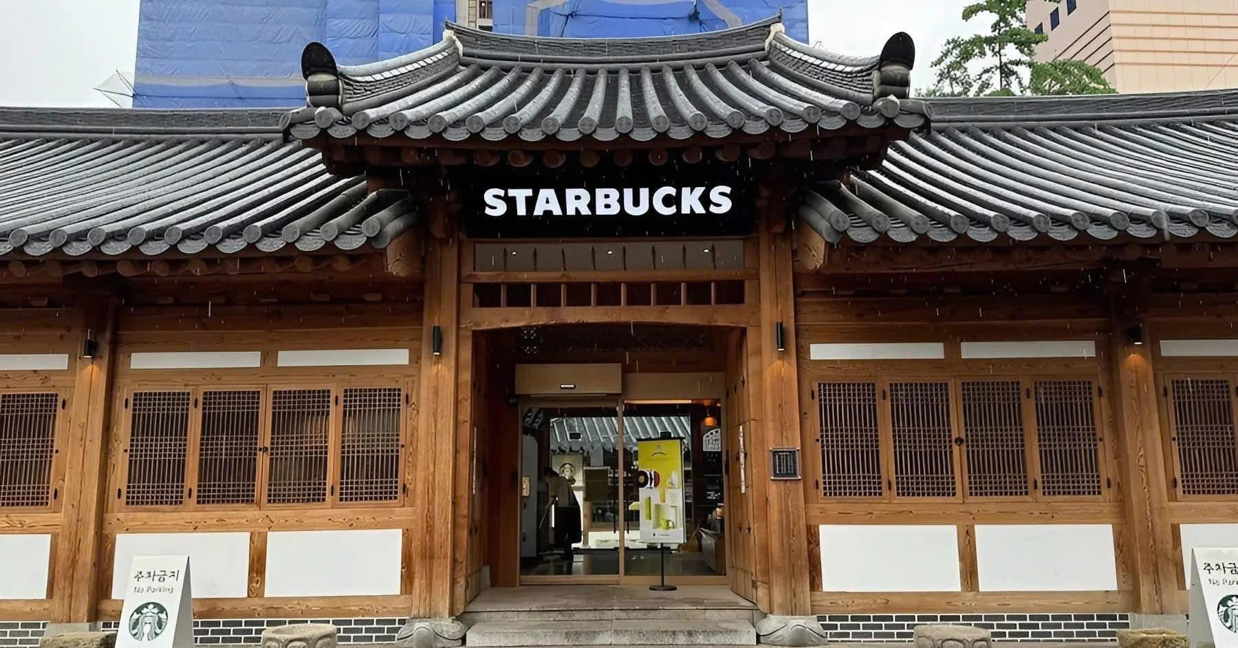 Cửa hàng Starbucks trong kiến trúc hanok tại Hàn Quốc